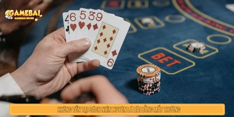 Không tồn tại cách nhìn xuyên lá bài bằng mắt thường